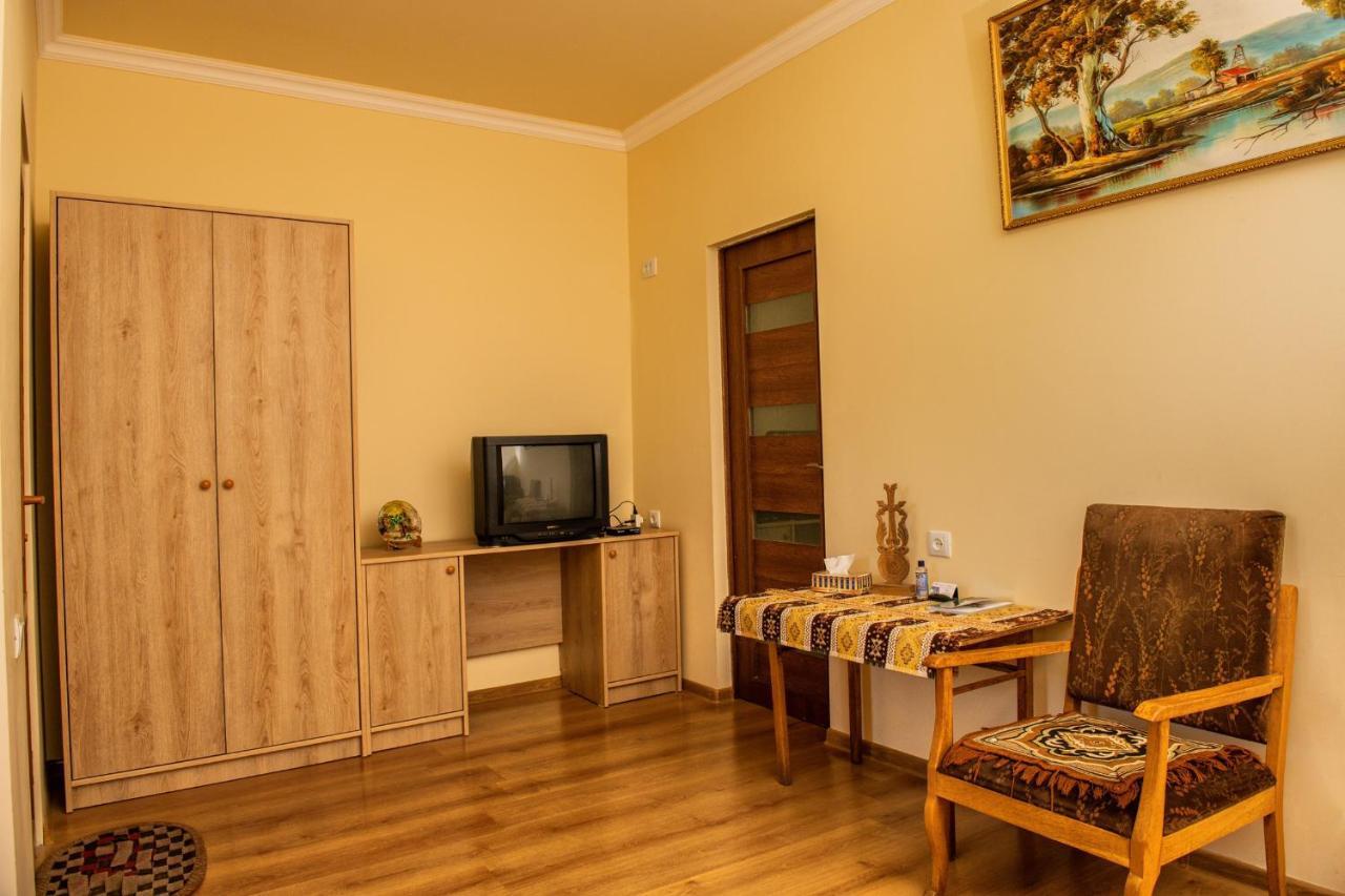 Hayi Tun Guest House กอริส ภายนอก รูปภาพ